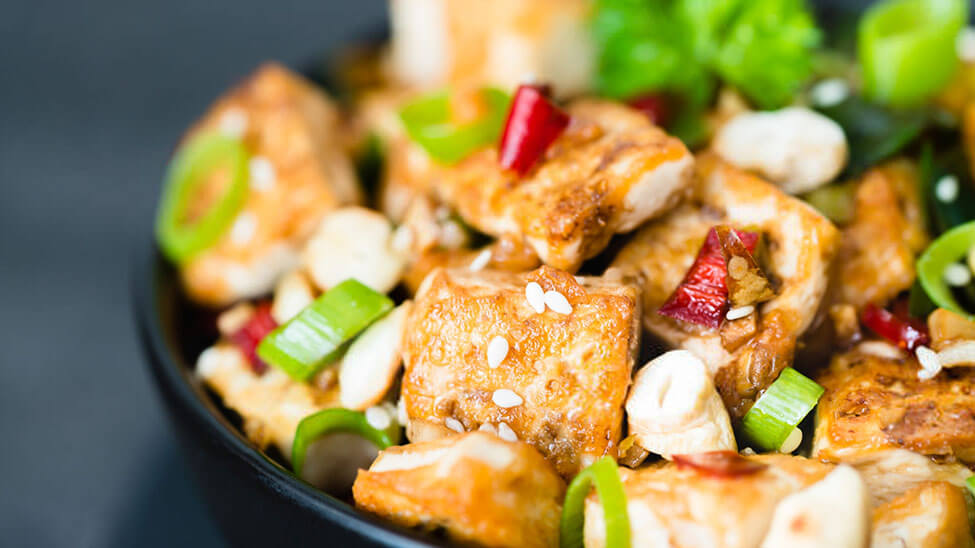 Teller mit Tofu und anderen Zutaten der asiatischen Küche