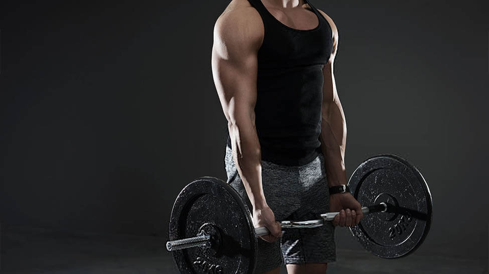 Muskulöser Mann führt die Kraftsport Übung Kreuzheben durch