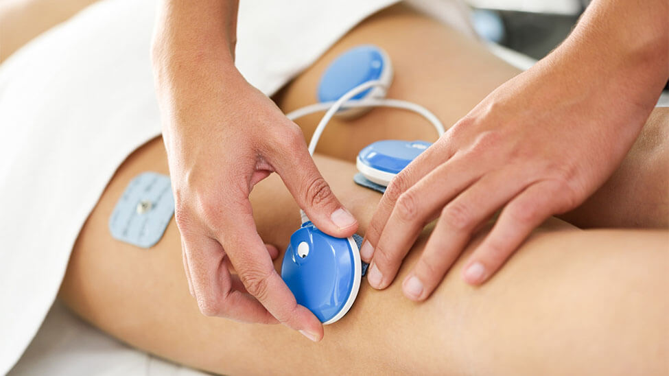 Massage durch Massagegerät Elektrostimulater
