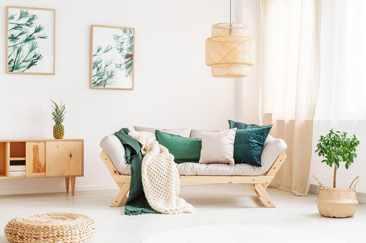 Möbel in smaragdgrünem Wohnzimmer - Couch, Kommode, dazu Bilder, Blumen und Bilder