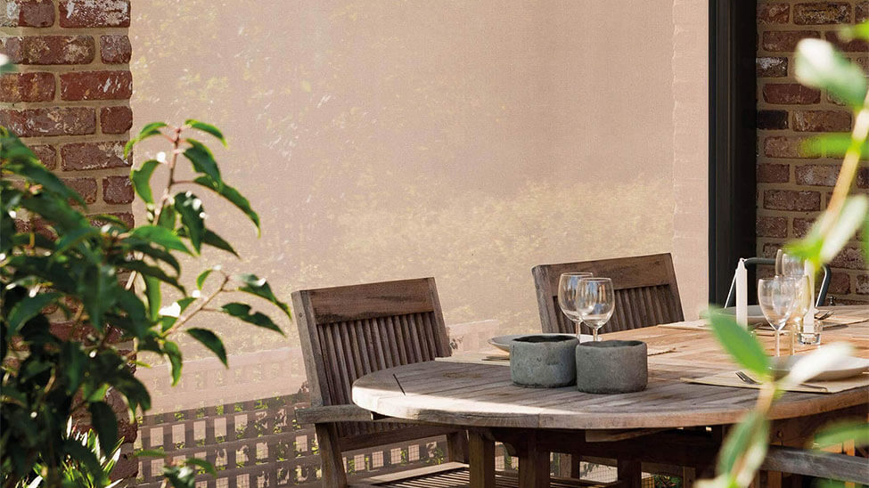 Seitenmarkise auf Terrasse vor Terrassenmöbeln wie Stühlen und Tisch