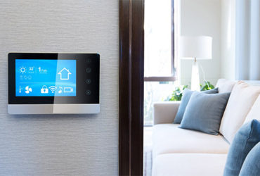 Digitale Anzeige an Eingang zum Schlafzimmer, die die Luftfeuchtigkeit im Schlafzimmer angibt