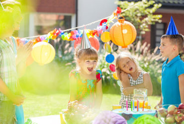 Kinder spielen draußen im Garten Geburtstagsspiele