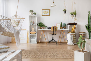 Home Office mitten im Wohnzimmer mit Hängematte