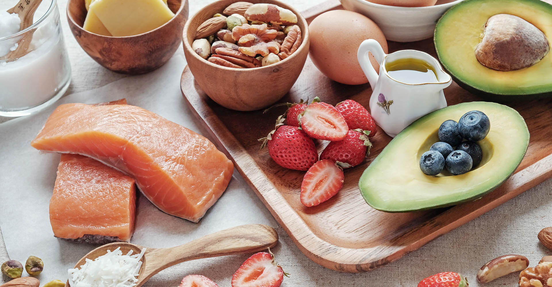 Viele klassische Bestandteile einer ketogenen Diät wie Lachs, Früchte, Nüsse und Eier