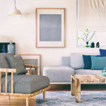 Wohnzimmer mit Couch, Sessel und Tisch in starken Pastellfarben eingerichtet