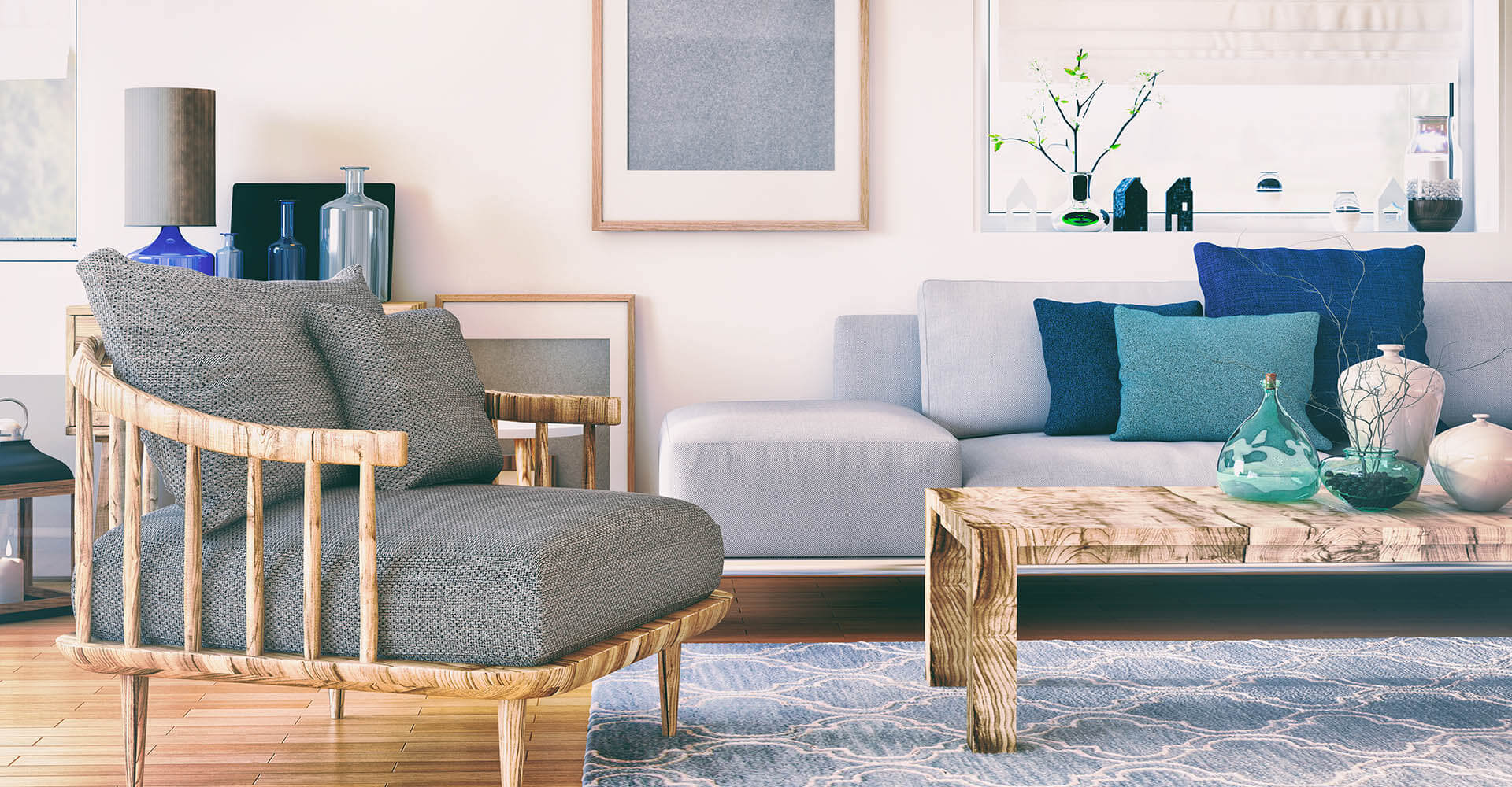 Wohnzimmer mit Couch, Sessel und Tisch in starken Pastellfarben eingerichtet