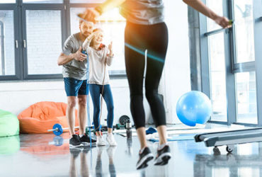 Kind macht mit seinen Eltern CrossFit Übungen