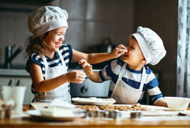 Kleine Kinder backen gemeinsam in der Küche