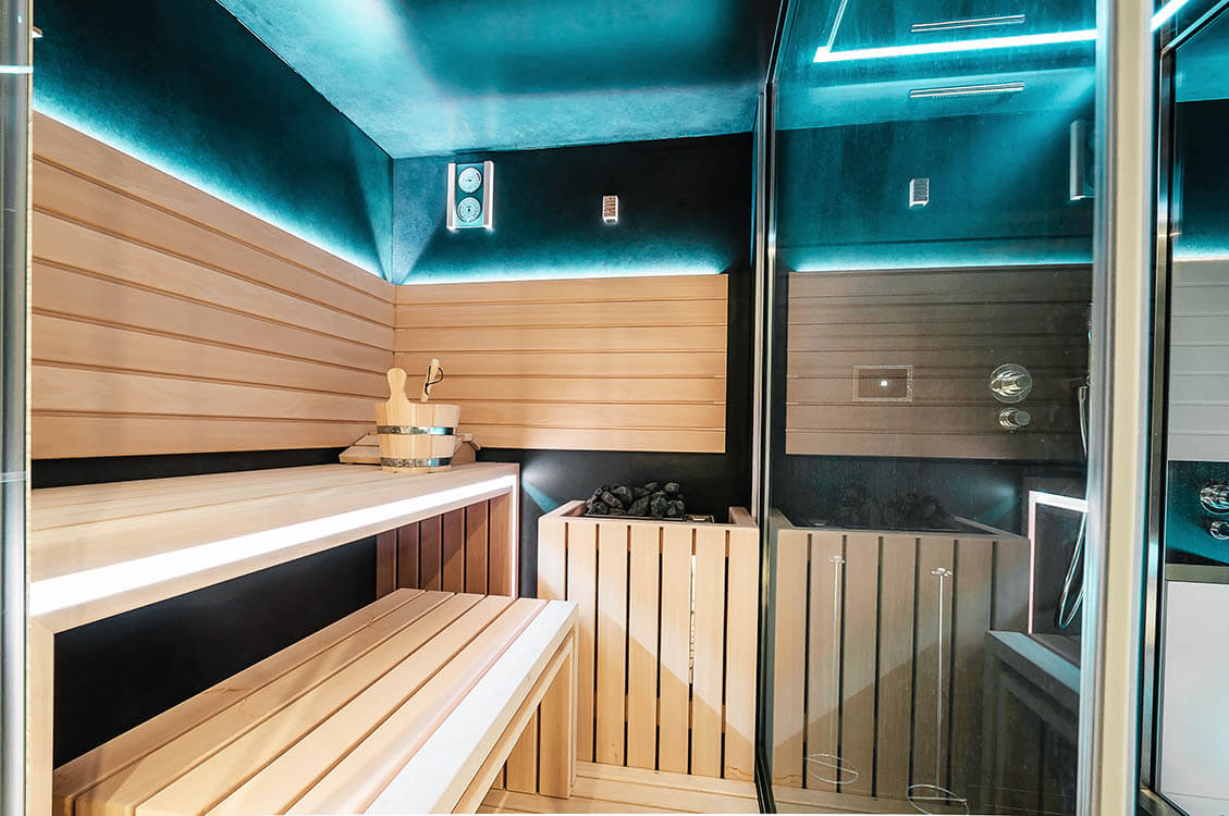 Sauna Zuhause mit blauer Beleuchtung bzw. Infrarotlicht