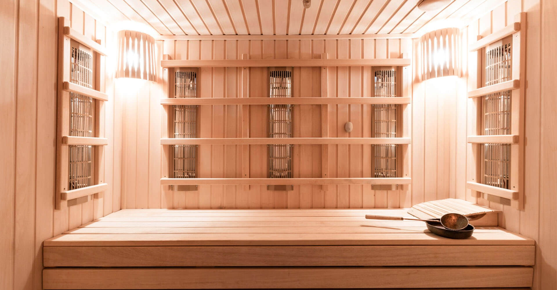 Innenaufnahme einer hellen, komplett aus Holz bestehenden Infrarot Sauna für Zuhause