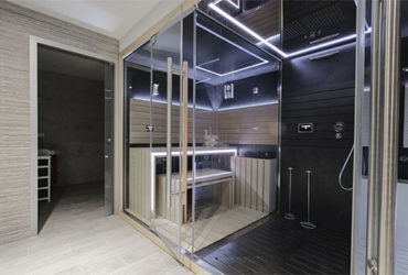 Kleine Sauna Zuhause aufgebaut und lila Infrarot-Licht