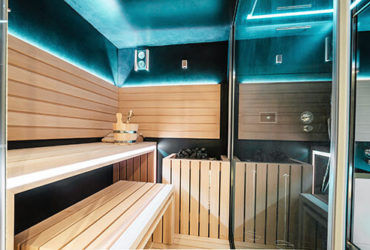 Sauna Zuhause mit blauer Beleuchtung bzw. Infrarotlicht