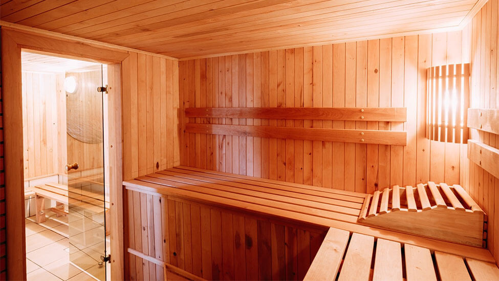 Helle, einladend und wohltuend wirkende Sauna für Zuhause von innen