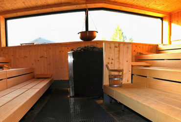 Selbstgebaute Sauna von innen