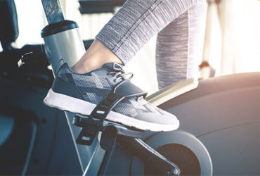 Frau trainiert auf Ergometer