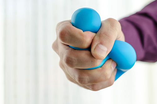Hand drückt Antistressball