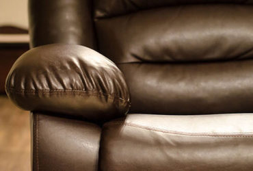 Massagesessel aus braunem Leder in Nahaufnahme