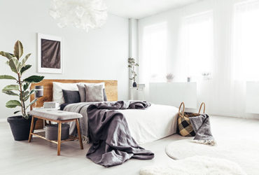 Wasserbett in hellem Schlafzimmer