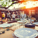 Familie deckt Tisch für Gartenparty - 500