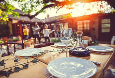 Familie deckt Tisch für Gartenparty - 500
