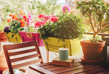 Balkon Ideen wie Tisch und Blumen