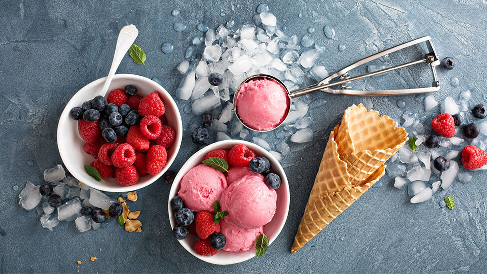 Erdbeer- und Himbeer-Eis
