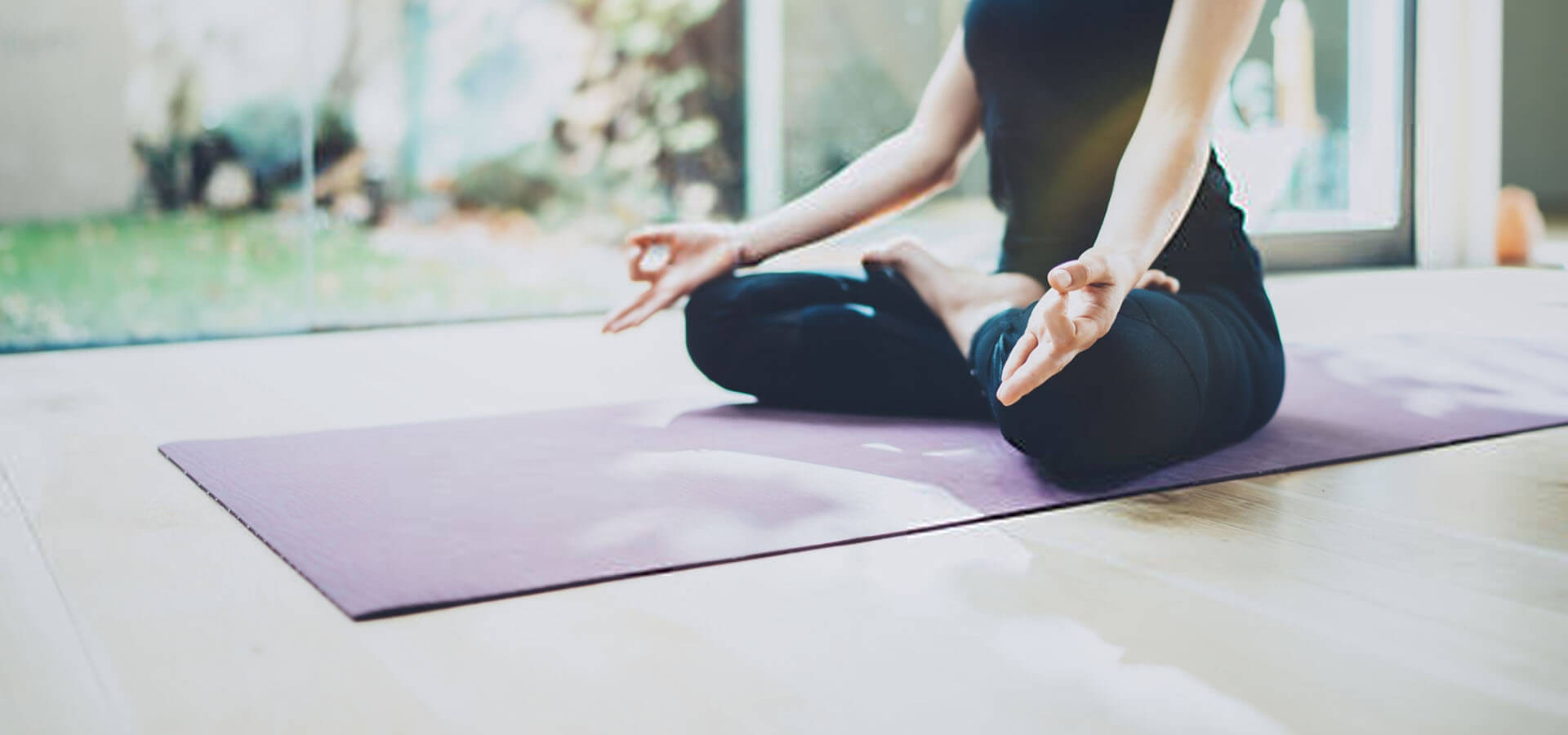Frau macht Yoga auf Yogamatte