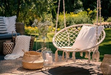 Gartendeko wie Kerzen, Hängesessel und Korb