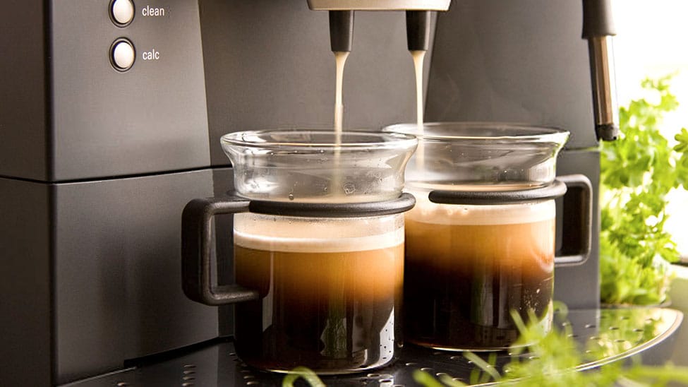 Kaffeemaschine macht Kaffee in 2 Tassen