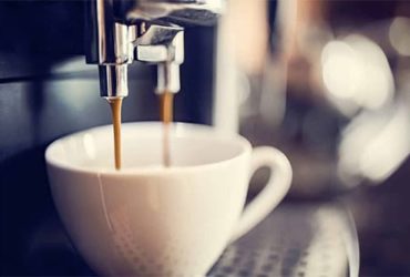 Kaffeemaschine macht Kaffee in Tasse