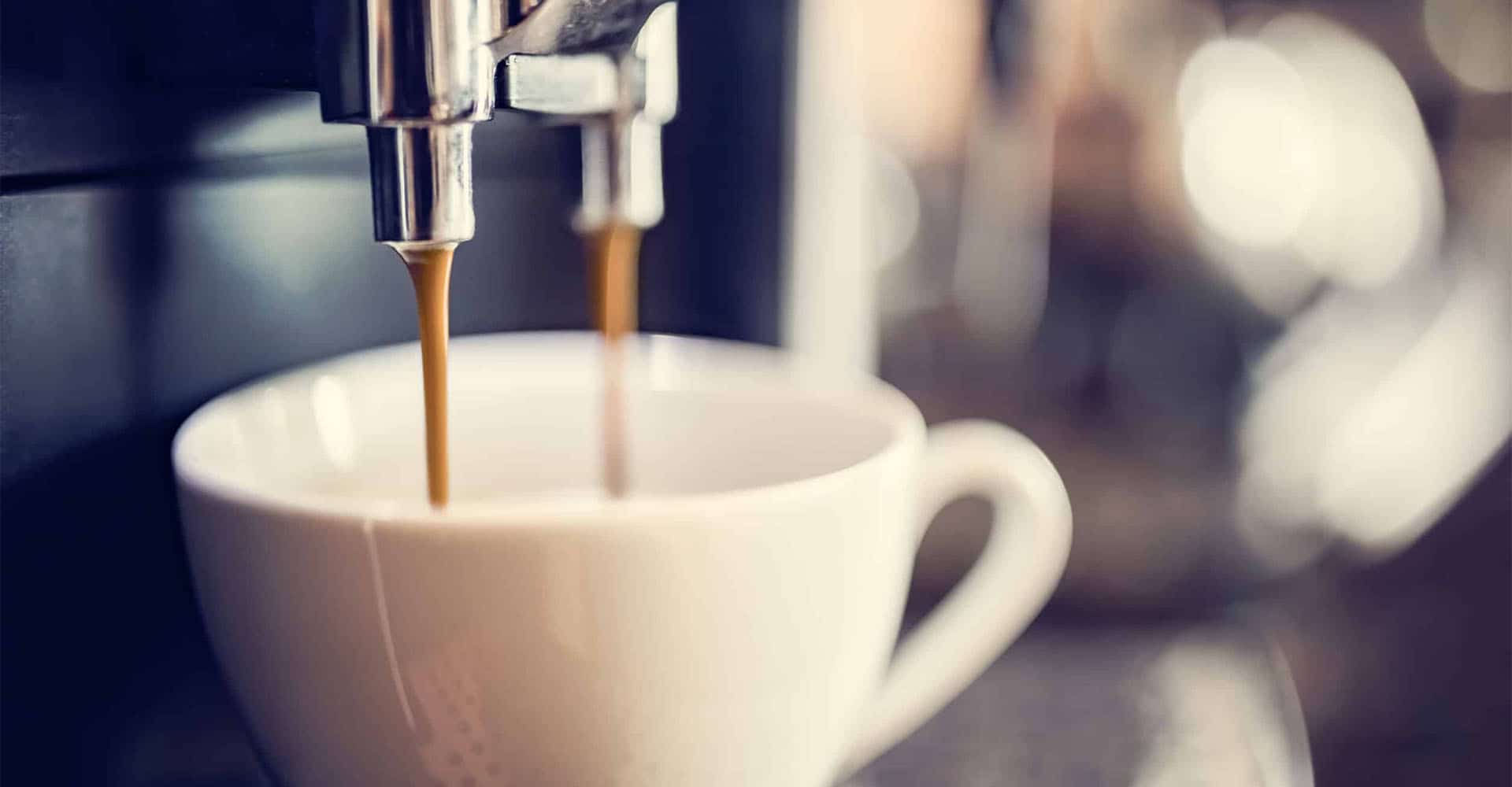 Kaffeemaschine macht Kaffee in Tasse