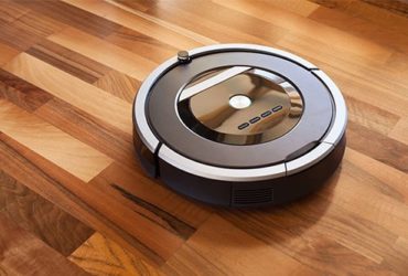 Staubsauger-Roboter auf Holz-Laminat
