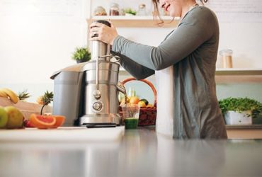 Frau in Küche mit Küchenmaschine