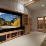 Heimkinosystem im Wohnzimmer mit großem Fernseher