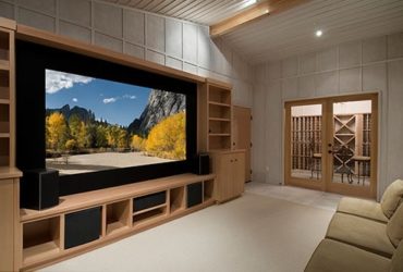 Heimkinosystem im Wohnzimmer mit großem Fernseher