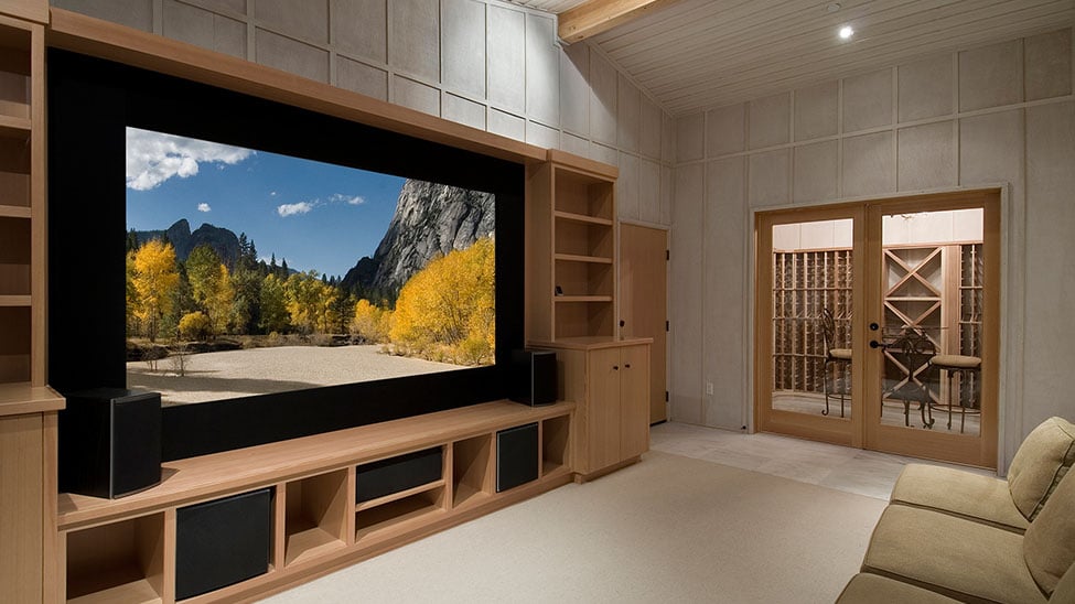 Heimkinosystem im Wohnzimmer mit großem Fernseher