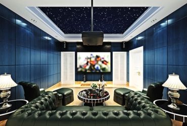 Dunkler Heimkino Sofa Einsitzer aus Leder vor Beamer Leinwand