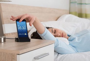 Wecker App weckt Frau morgens