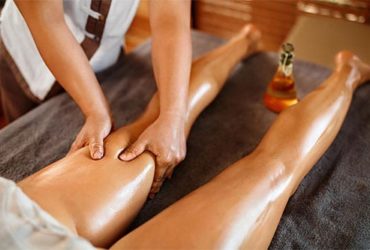 Frau bekommt Ayurveda Massage Abhyanga mit Öl