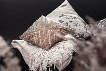 Kirschkernkissen mit Decke auf Sofa