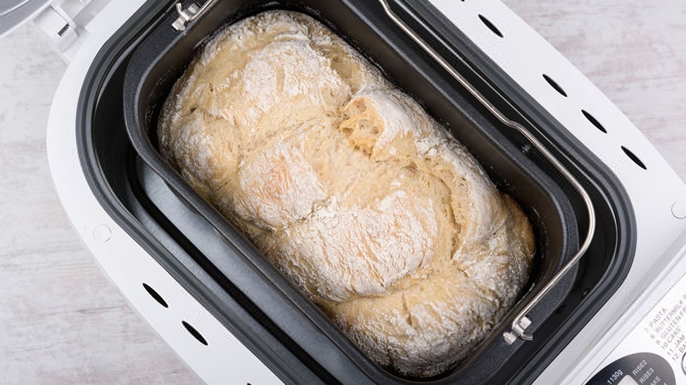 Brot in Brotbackautomat von oben