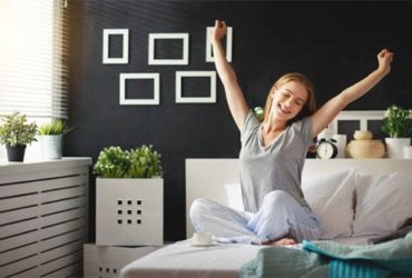 Frau schläft besser und wacht glücklich auf