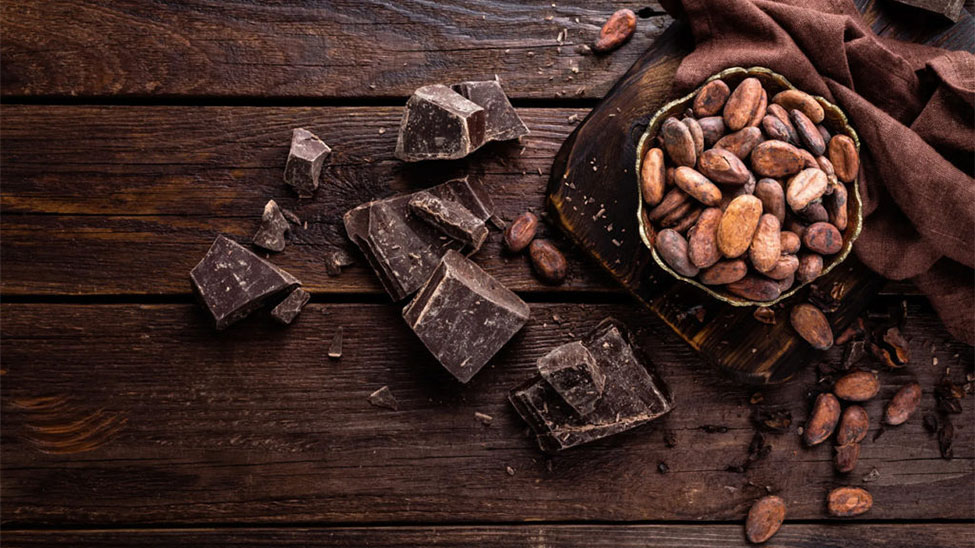 Bitterschokolade mit Kakaobohnen