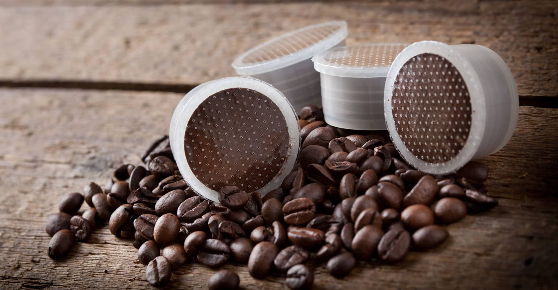 Kaffeekapseln und Kaffeebohnen
