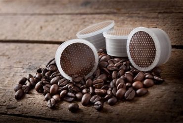 Kaffeekapseln und Kaffeebohnen