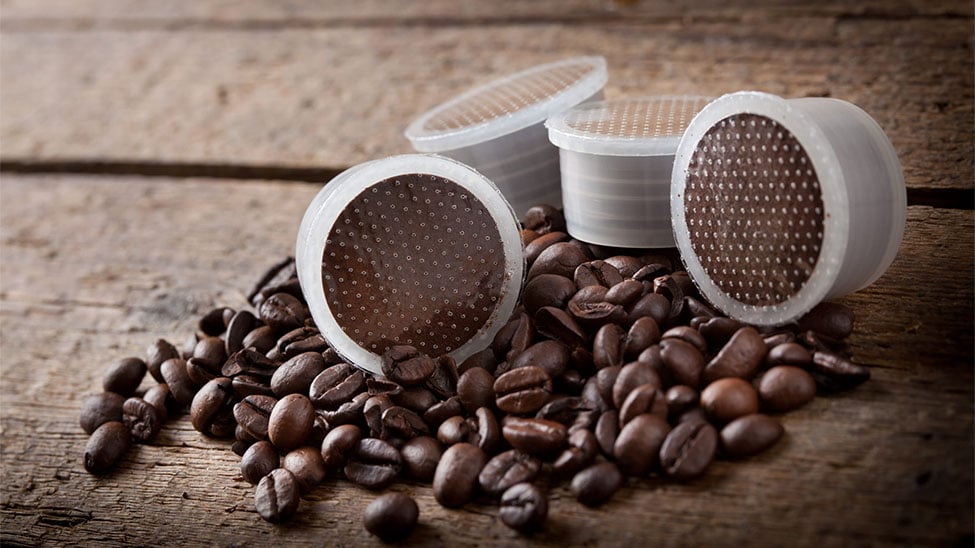 Kaffeekapseln und Kaffeebohnen
