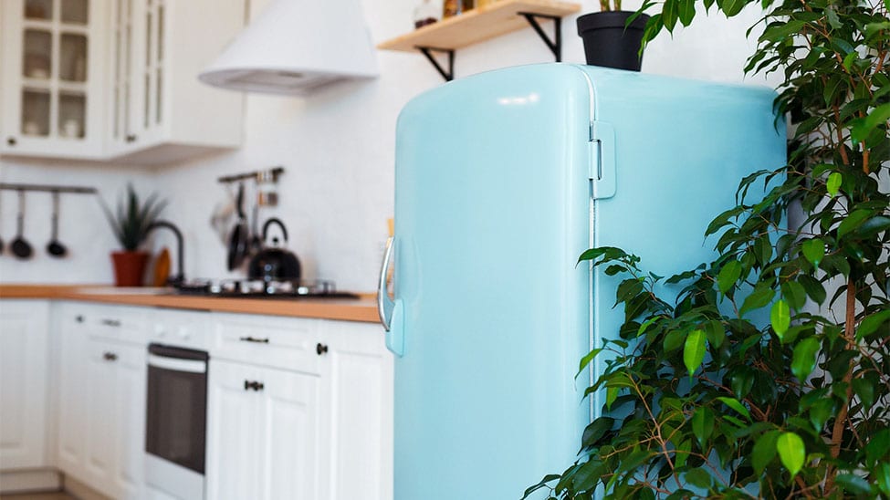 Retro-Kühlschrank in hellblau