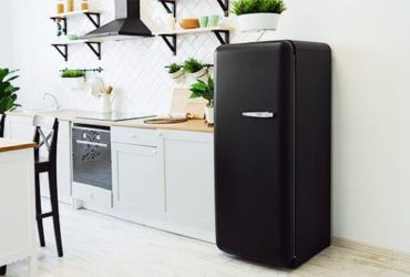 Retro-Kühlschrank in schwarz