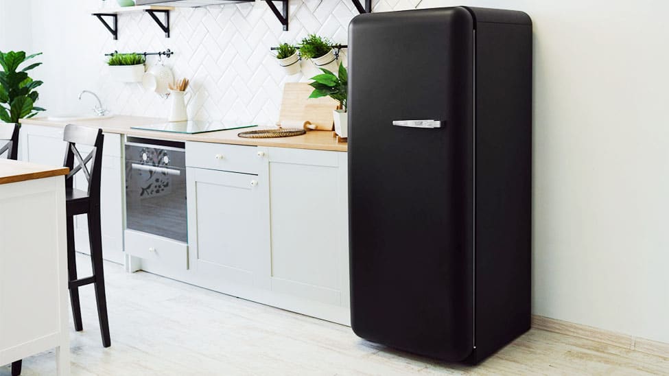 Retro-Kühlschrank in schwarz